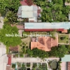 NHÀ VƯỜN NGHỈ DƯỠNG BÌNH MỸ CỦ CHI - VIEW SÔNG CỰC MÁT 🏡🍃 📍 Vị trí: Bình Mỹ, Củ Chi (Sát Vành Đai 3, cách Hóc Môn 3km). 📐 Diện tích: 1003m² (18,5 x 56m). Hướng Bắc. 🌟 Tiện ích: 2 khu nhà ở, hồ cá, nhà mát, vườn cây ăn trái lâu năm. 🌊 Đặc điểm: View sông thoáng đãng, không khí trong lành, khu dân cư đông. ✅ Pháp lý: Sổ sẵn, vuông vức, thích hợp làm khu nghỉ dưỡng gia đình.