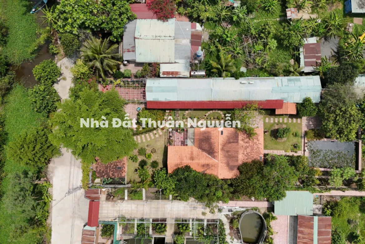 NHÀ VƯỜN NGHỈ DƯỠNG BÌNH MỸ CỦ CHI - VIEW SÔNG CỰC MÁT 🏡🍃 📍 Vị trí: Bình Mỹ, Củ Chi (Sát Vành Đai 3, cách Hóc Môn 3km). 📐 Diện tích: 1003m² (18,5 x 56m). Hướng Bắc. 🌟 Tiện ích: 2 khu nhà ở, hồ cá, nhà mát, vườn cây ăn trái lâu năm. 🌊 Đặc điểm: View sông thoáng đãng, không khí trong lành, khu dân cư đông. ✅ Pháp lý: Sổ sẵn, vuông vức, thích hợp làm khu nghỉ dưỡng gia đình.