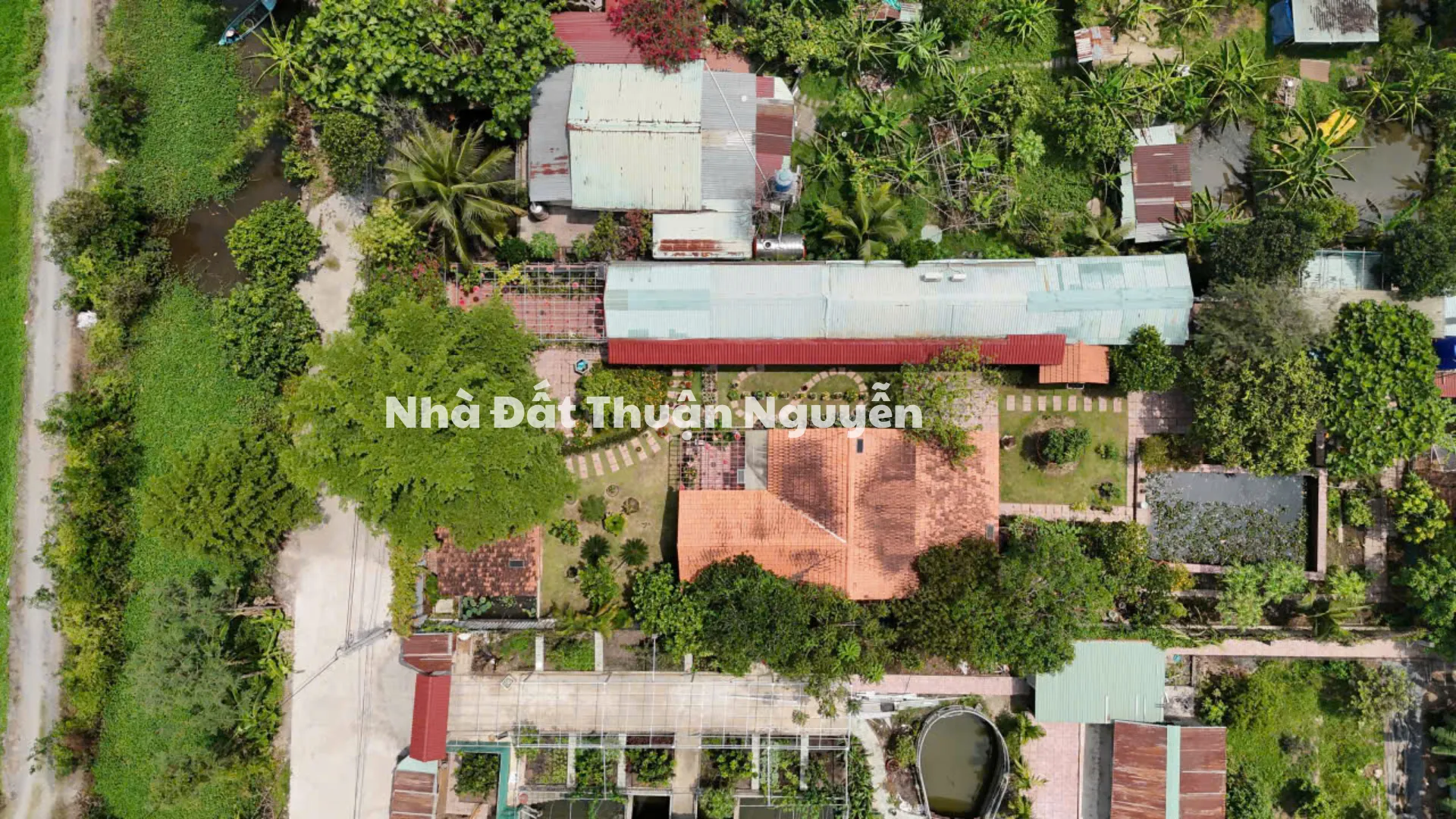 NHÀ VƯỜN NGHỈ DƯỠNG BÌNH MỸ CỦ CHI - VIEW SÔNG CỰC MÁT 🏡🍃 📍 Vị trí: Bình Mỹ, Củ Chi (Sát Vành Đai 3, cách Hóc Môn 3km). 📐 Diện tích: 1003m² (18,5 x 56m). Hướng Bắc. 🌟 Tiện ích: 2 khu nhà ở, hồ cá, nhà mát, vườn cây ăn trái lâu năm. 🌊 Đặc điểm: View sông thoáng đãng, không khí trong lành, khu dân cư đông. ✅ Pháp lý: Sổ sẵn, vuông vức, thích hợp làm khu nghỉ dưỡng gia đình.