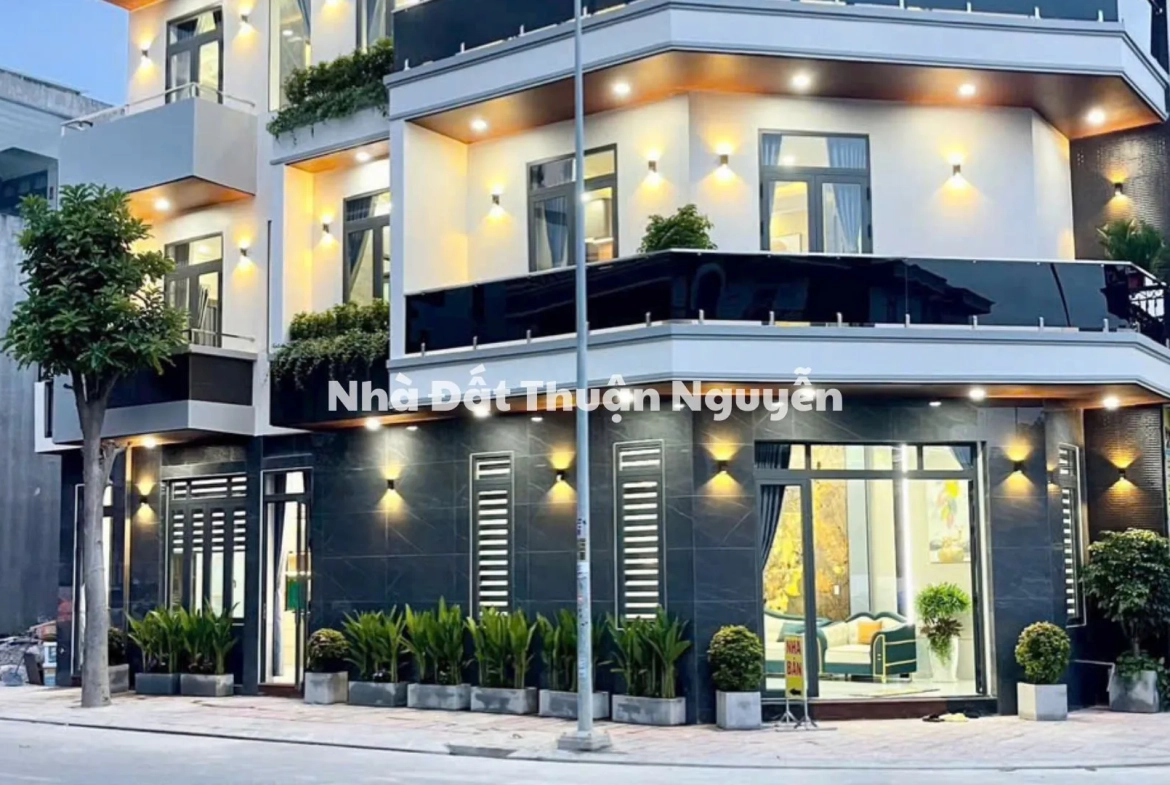 Căn góc 2 mặt tiền – trục chính Bình Chuẩn 42 Căn này rất hiếm 👇 ✨ Diện tích 5 x 16m ✨ Nhà 3 tầng – 4 phòng ngủ ✨ Full nội thất đẹp ✨ Căn góc 2 mặt tiền cực thoáng 📍 Ngay KDC Bình Chuẩn 42 – kết nối ĐT743, An Phú 👉 Phù hợp ở + kinh doanh