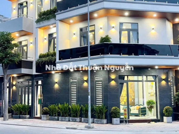 Căn góc 2 mặt tiền – trục chính Bình Chuẩn 42 Căn này rất hiếm 👇 ✨ Diện tích 5 x 16m ✨ Nhà 3 tầng – 4 phòng ngủ ✨ Full nội thất đẹp ✨ Căn góc 2 mặt tiền cực thoáng 📍 Ngay KDC Bình Chuẩn 42 – kết nối ĐT743, An Phú 👉 Phù hợp ở + kinh doanh