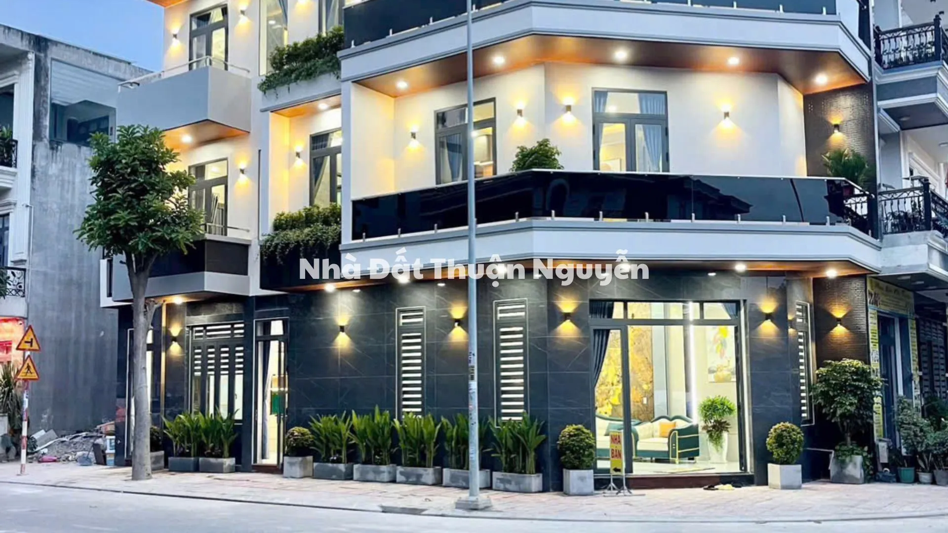 Căn góc 2 mặt tiền – trục chính Bình Chuẩn 42 Căn này rất hiếm 👇 ✨ Diện tích 5 x 16m ✨ Nhà 3 tầng – 4 phòng ngủ ✨ Full nội thất đẹp ✨ Căn góc 2 mặt tiền cực thoáng 📍 Ngay KDC Bình Chuẩn 42 – kết nối ĐT743, An Phú 👉 Phù hợp ở + kinh doanh